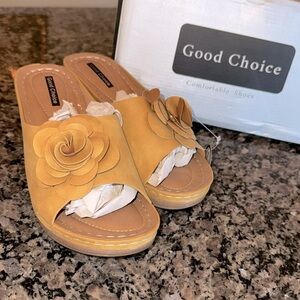 Good Choice Tokyo faux suede wedge flower sandal NIB 7.5